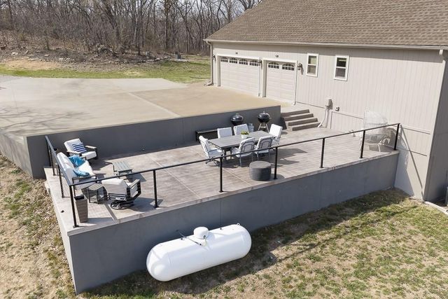 17384 Blue Moon Lane, Tonganoxie, KS 66086