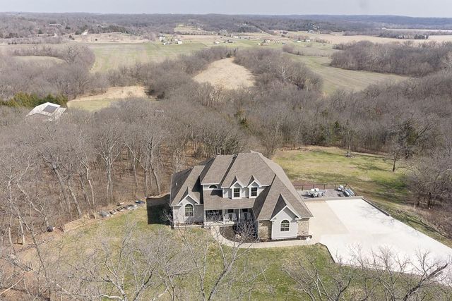 17384 Blue Moon Lane, Tonganoxie, KS 66086