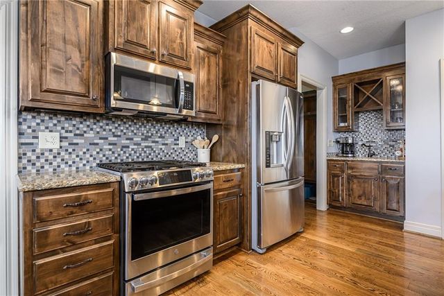 17384 Blue Moon Lane, Tonganoxie, KS 66086