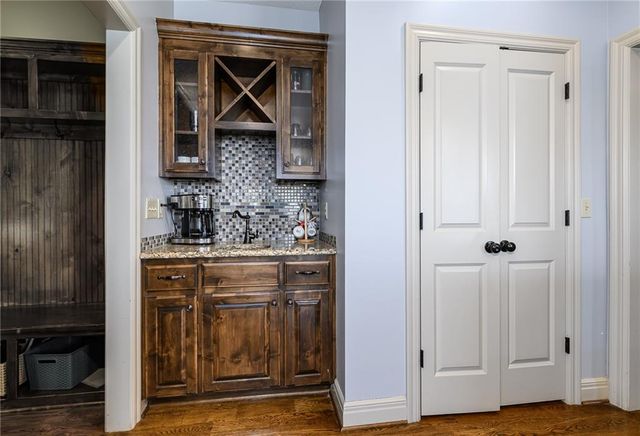 17384 Blue Moon Lane, Tonganoxie, KS 66086