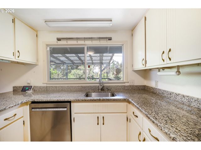 3463 W 25TH Ave, Eugene, OR 97405