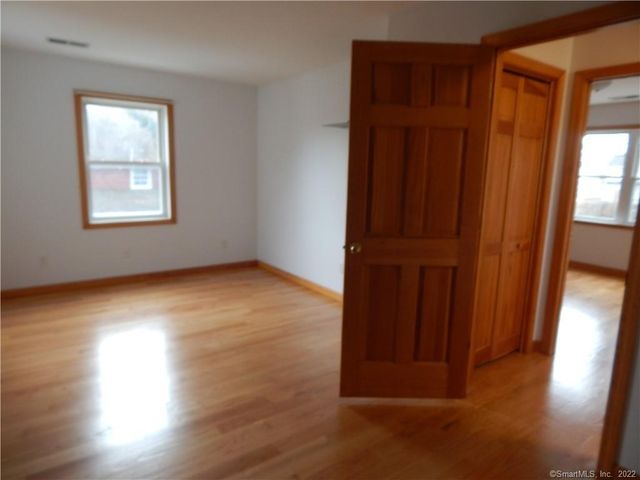 32 Cambridge Avenue, Milford, CT 06460