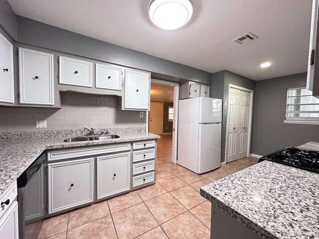 228 Oakshire Dr, Houma, LA 70364