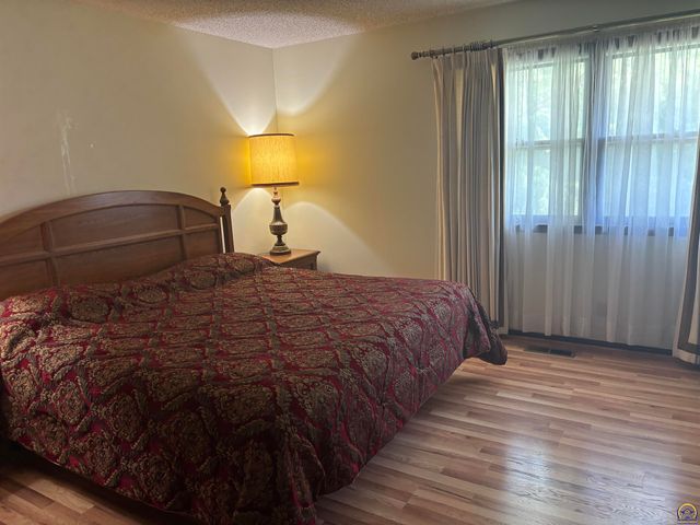 2114 SW Llandovery LN, Topeka, KS 66614