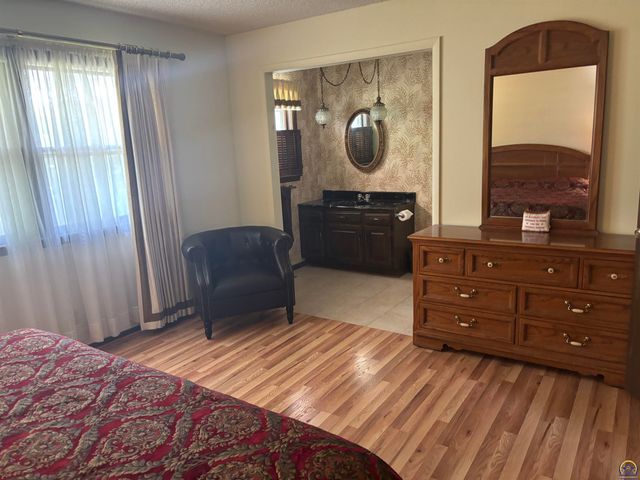 2114 SW Llandovery LN, Topeka, KS 66614
