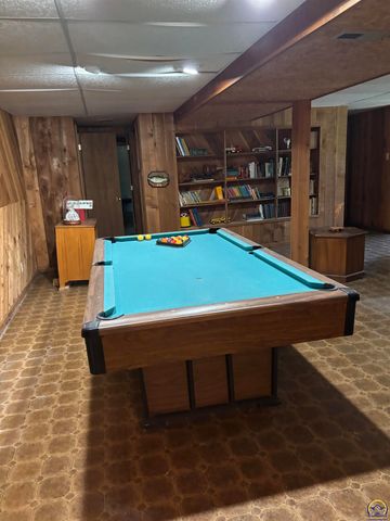 2114 SW Llandovery LN, Topeka, KS 66614