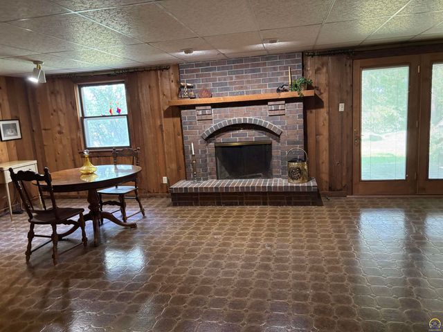 2114 SW Llandovery LN, Topeka, KS 66614