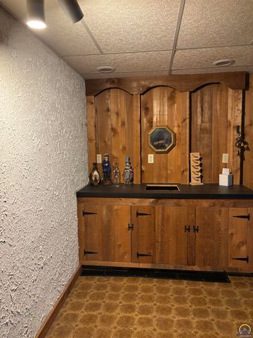 2114 SW Llandovery LN, Topeka, KS 66614