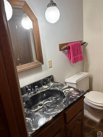 2114 SW Llandovery LN, Topeka, KS 66614