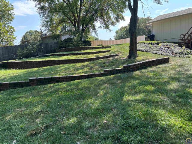 2114 SW Llandovery LN, Topeka, KS 66614