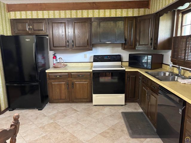 2114 SW Llandovery LN, Topeka, KS 66614