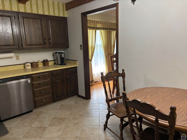 2114 SW Llandovery LN, Topeka, KS 66614