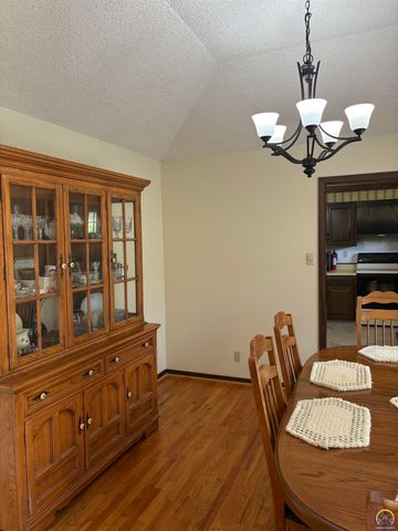 2114 SW Llandovery LN, Topeka, KS 66614