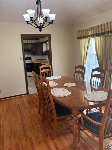 2114 SW Llandovery LN, Topeka, KS 66614