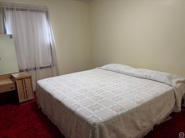 2114 SW Llandovery LN, Topeka, KS 66614