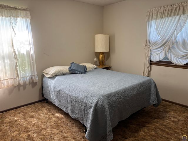 2114 SW Llandovery LN, Topeka, KS 66614