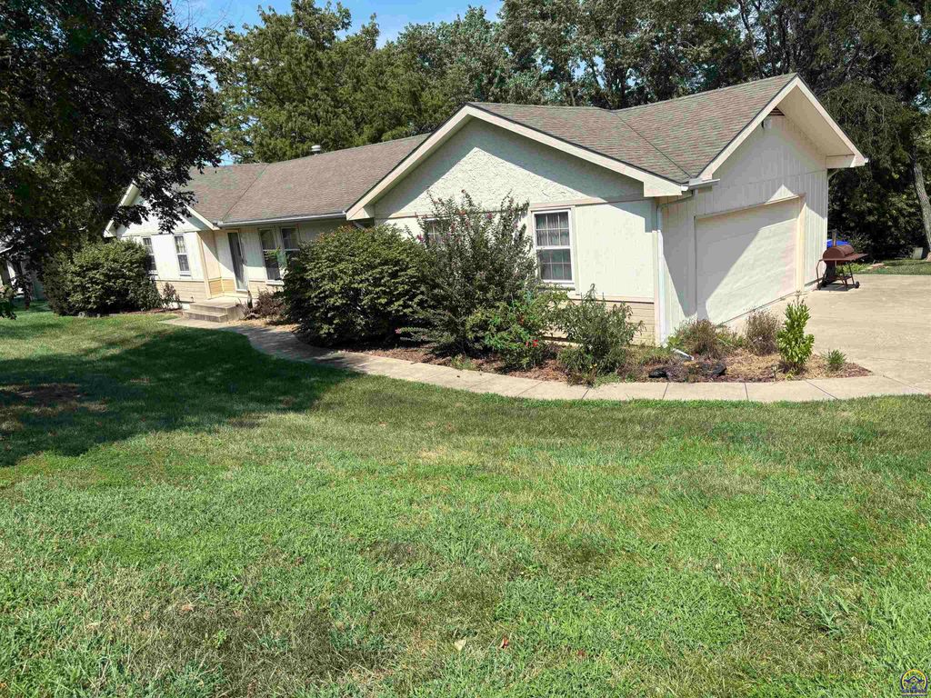 2114 SW Llandovery LN, Topeka, KS 66614