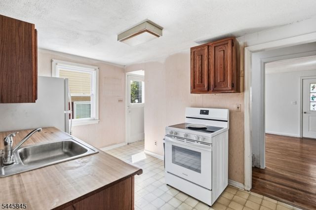 48 Malapardis Rd, Morris Plains Boro, NJ 07950