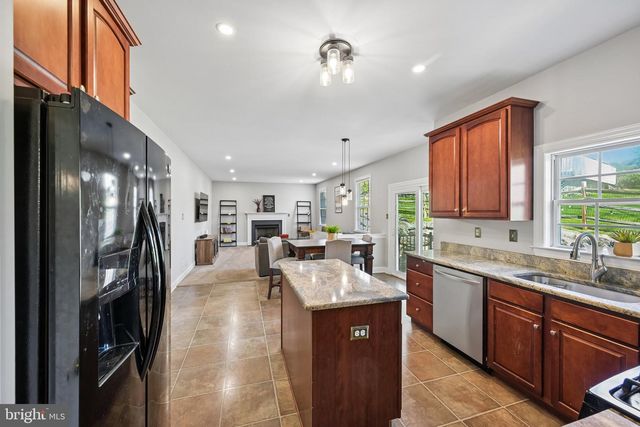 404 COUNTRY EDGE CIR, Downingtown, PA 19335