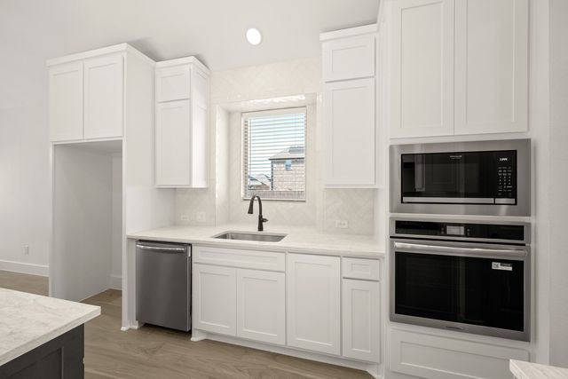 402 Crestview Drive, Midlothian, TX 76065