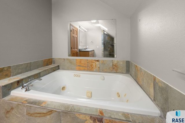 7624 S Courtyard Cir Circle, Sioux Falls, SD 57108