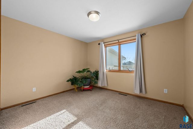 7624 S Courtyard Cir Circle, Sioux Falls, SD 57108