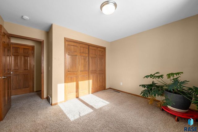 7624 S Courtyard Cir Circle, Sioux Falls, SD 57108