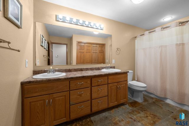 7624 S Courtyard Cir Circle, Sioux Falls, SD 57108