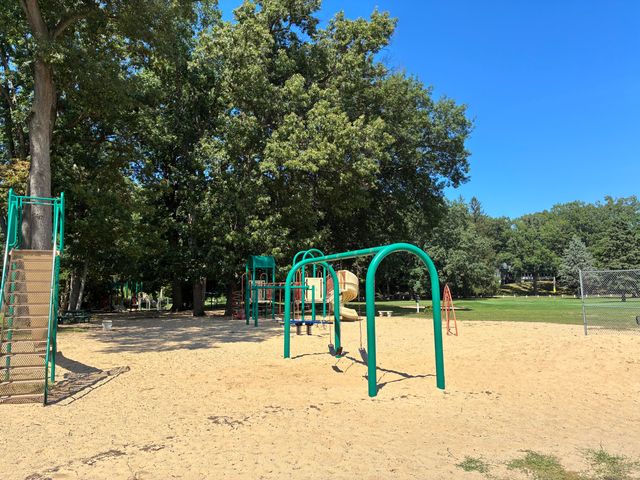 2 Lilac Lane, Grand Beach Vllg, MI 49117