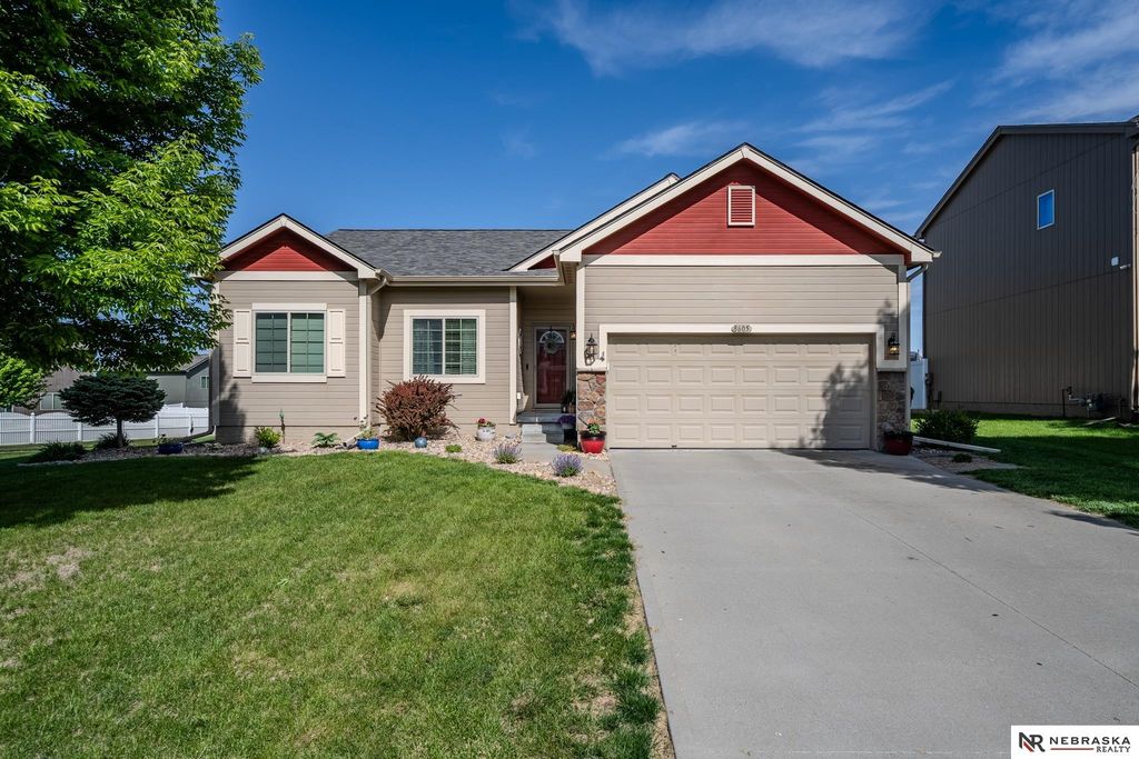 8605 S 68th Street, Papillion, NE 68133