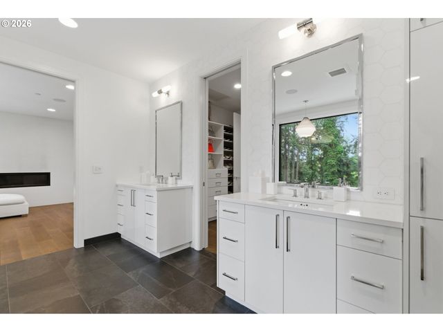 5410 WASHINGTON Ct, Lake Oswego, OR 97035