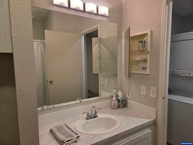 4940 Sunnyside Rd Rd S B-8, Salem, OR 97306