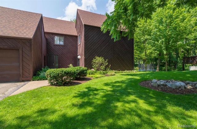 279 Fairway Court, Plainwell, MI 49080