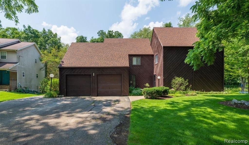 279 Fairway Court, Plainwell, MI 49080