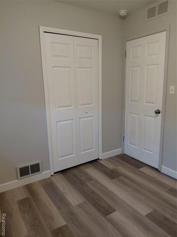 513 S Hawthorne Street, Westland, MI 48186
