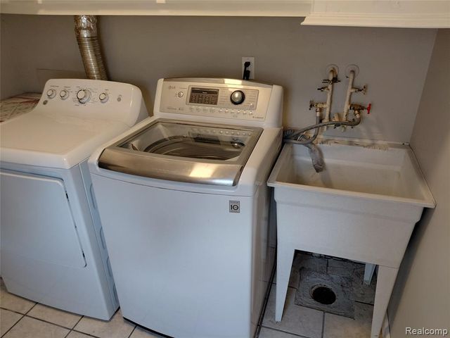 513 S Hawthorne Street, Westland, MI 48186