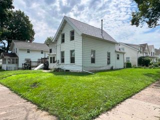 424 W 9th Street, Cedar Falls, IA 50613