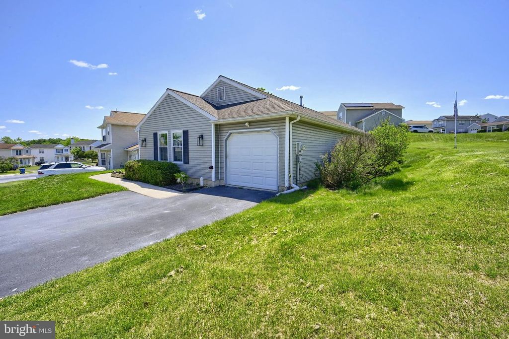 Image 2 of property listing at 6248 S HIGHLANDS CIR, Harrisburg, PA 17111