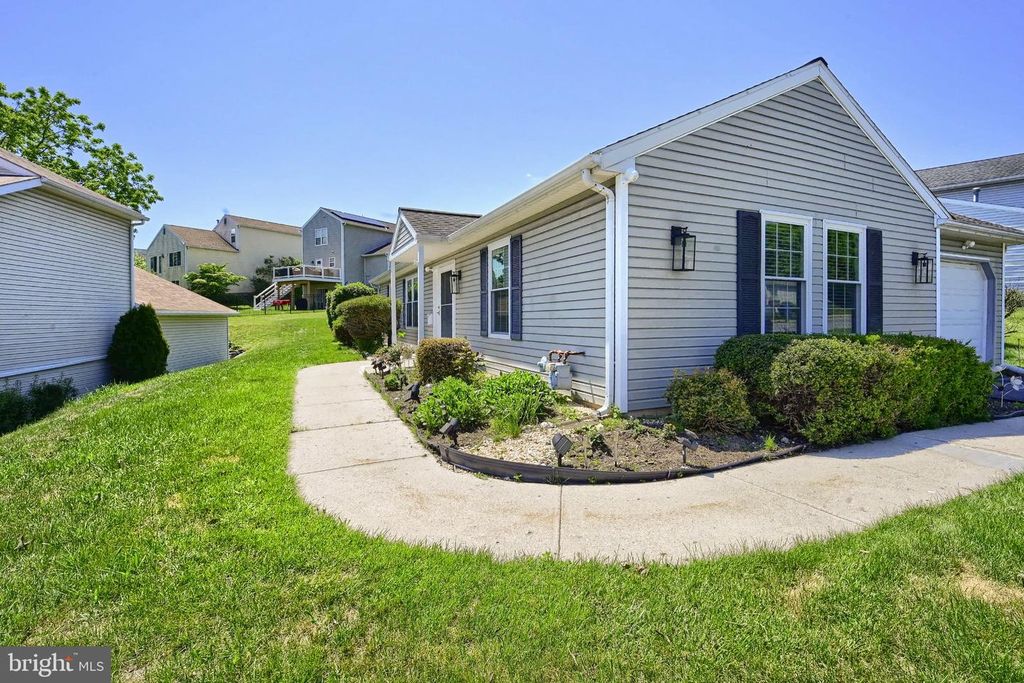 Image 3 of property listing at 6248 S HIGHLANDS CIR, Harrisburg, PA 17111