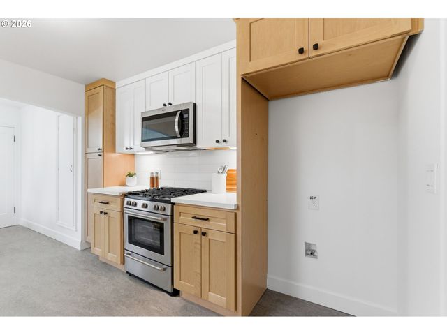 10405 Ne PACIFIC St, Portland, OR 97220