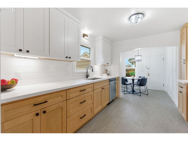 10405 Ne PACIFIC St, Portland, OR 97220