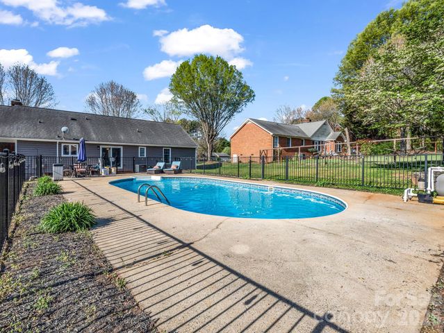 102 Knoll Court, Belmont, NC 28012