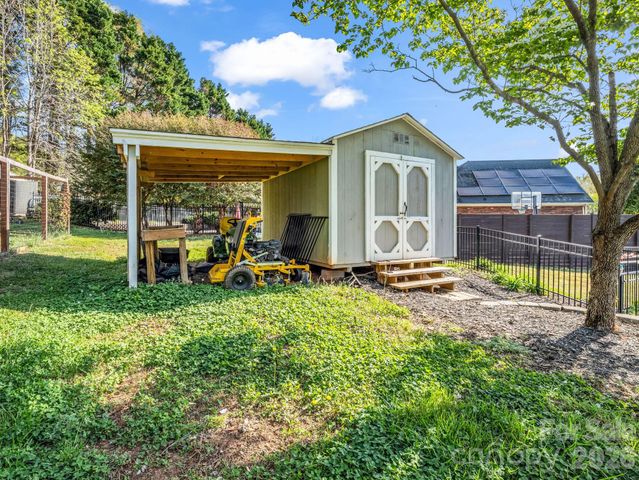 102 Knoll Court, Belmont, NC 28012