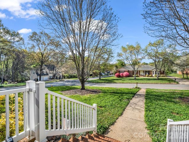 102 Knoll Court, Belmont, NC 28012