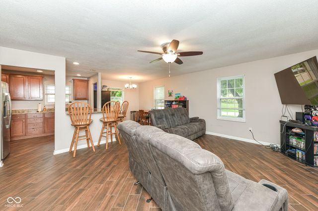 3983 Pineview Lane, Greenwood, IN 46142