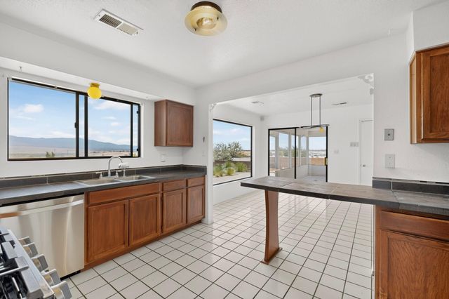 404 Longwood Drive NE, Rio Rancho, NM 87124