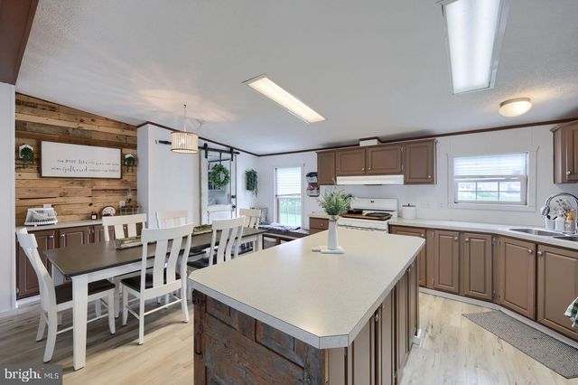 204 AMBER CIR, New Holland, PA 17557