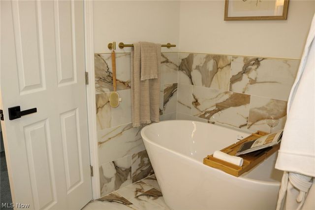 7602 Hickory, Oakwood Village, OH 44146