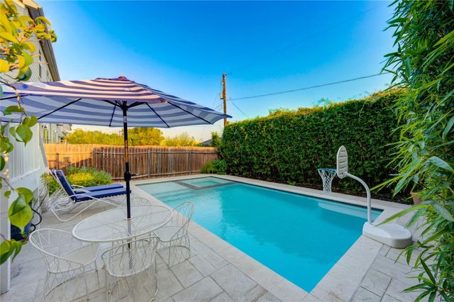 327 Yale Oaks Lane, Houston, TX 77091