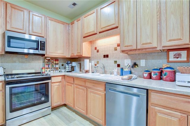 3012 Estates LN, Portsmouth, VA 23703